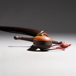 An Ottoman shamshir-type sabre with gilt-iron-mounted scabbard and horn hilt — 照片 6