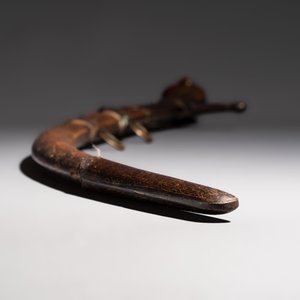 An Ottoman shamshir-type sabre with gilt-iron-mounted scabbard and horn hilt — 照片 7