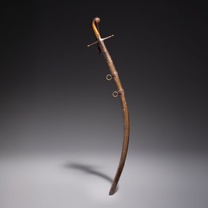 An Ottoman shamshir-type sabre with gilt-iron-mounted scabbard and horn hilt — 照片 1