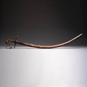 An Ottoman shamshir-type sabre with gilt-iron-mounted scabbard and horn hilt — 照片 2