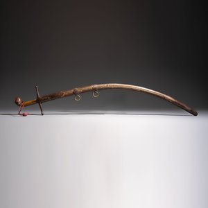 An Ottoman shamshir-type sabre with gilt-iron-mounted scabbard and horn hilt — 照片 3