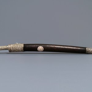 An Ottoman silver-mounted Damascus steel 'yatagan' sword in its leather sheath, Turkey, 19th C. — photo 2