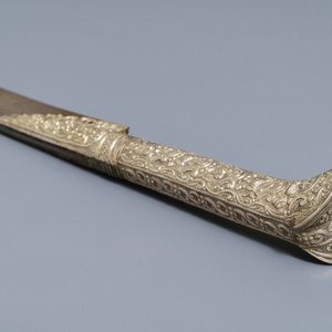 An Ottoman silver-mounted Damascus steel 'yatagan' sword in its leather sheath, Turkey, 19th C. — photo 8