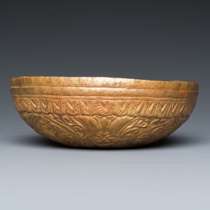 An Ottoman 'tombak' gilt-copper hammam bowl or 'tâs', Turkey, 18/19th C. — photo 6