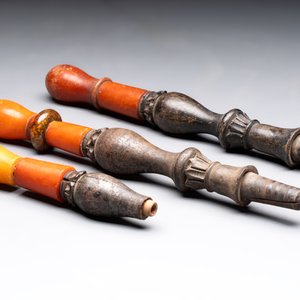 An Ottoman white-metal and Tophane pottery-mounted cut-crystal hookah, with three hose tubes and three amber-mounted mouthpieces, Turkey, 19th C. — 照片 12
