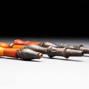 An Ottoman white-metal and Tophane pottery-mounted cut-crystal hookah, with three hose tubes and three amber-mounted mouthpieces, Turkey, 19th C. — 照片 13
