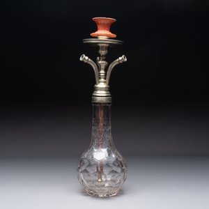 An Ottoman white-metal and Tophane pottery-mounted cut-crystal hookah, with three hose tubes and three amber-mounted mouthpieces, Turkey, 19th C. — 照片 4