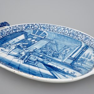 An oval blue and white Dutch Delft serving tray with a biblical scene, 18th C. — 照片 3