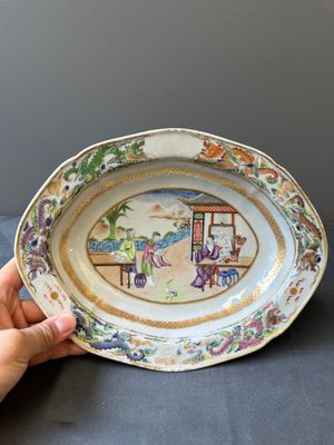 An oval Chinese Canton famille rose bowl with figural design, 19th C. — photo 1