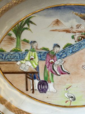 An oval Chinese Canton famille rose bowl with figural design, 19th C. — photo 2
