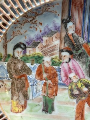 An oval Chinese Canton famille rose dish with a reticulated border, 19th C. — 照片 2