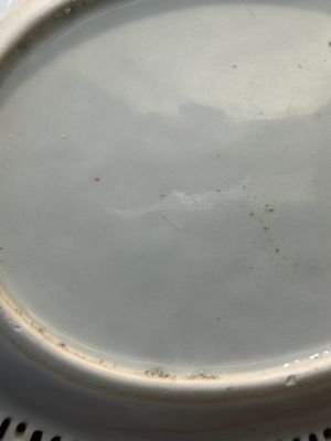 An oval Chinese Canton famille rose dish with a reticulated border, 19th C. — 照片 9
