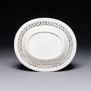 An oval Chinese Canton famille rose dish with a reticulated border, 19th C. — 照片 2