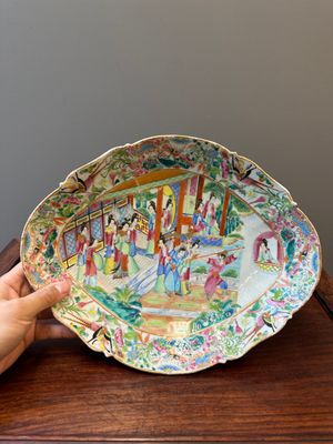An oval Chinese Canton famille rose tazza with narrative design, 19th C. — 照片 1