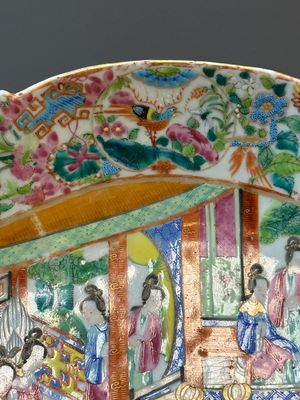 An oval Chinese Canton famille rose tazza with narrative design, 19th C. — 照片 6