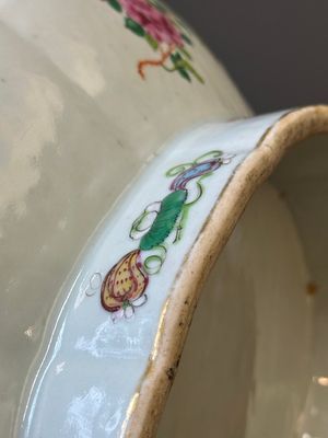 An oval Chinese Canton famille rose tazza with narrative design, 19th C. — 照片 8