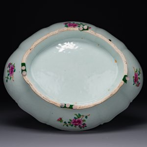 An oval Chinese Canton famille rose tazza with narrative design, 19th C. — 照片 2