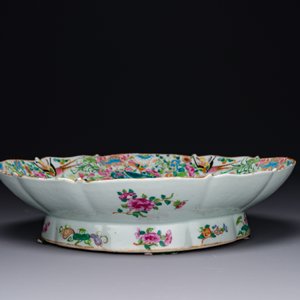 An oval Chinese Canton famille rose tazza with narrative design, 19th C. — 照片 3