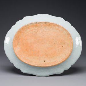 An oval Chinese famille rose dish with birds among blossoming branches, Qianlong — 照片 2