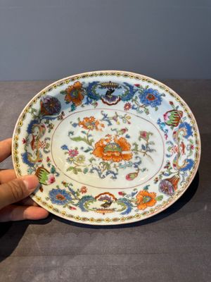 An oval Chinese famille rose 'Madame de Pompadour' dish, Qianlong, ca. 1745 — foto 1