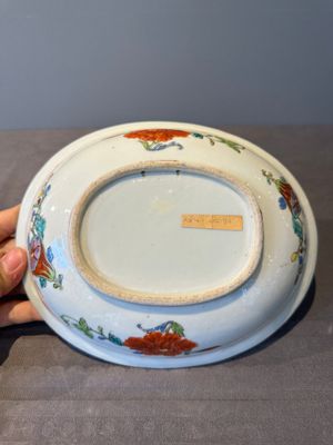 An oval Chinese famille rose 'Madame de Pompadour' dish, Qianlong, ca. 1745 — foto 7
