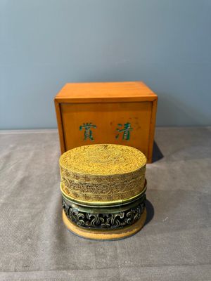 An oval Chinese imperial gold and silver filigree lidded 'dragon' box on reticulated stand and with presentation box, Qianlong mark and of the period — photo 1