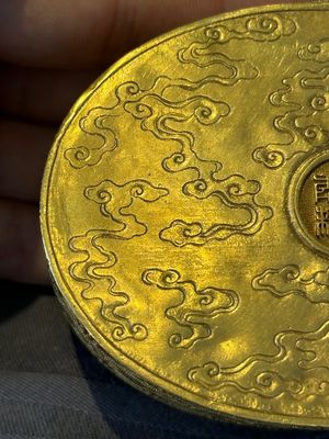 An oval Chinese imperial gold and silver filigree lidded 'dragon' box on reticulated stand and with presentation box, Qianlong mark and of the period — photo 13