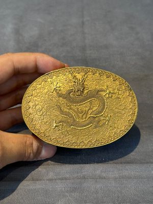An oval Chinese imperial gold and silver filigree lidded 'dragon' box on reticulated stand and with presentation box, Qianlong mark and of the period — photo 2