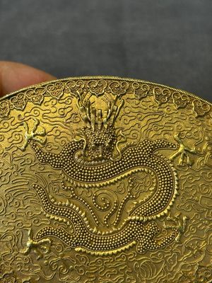 An oval Chinese imperial gold and silver filigree lidded 'dragon' box on reticulated stand and with presentation box, Qianlong mark and of the period — photo 3