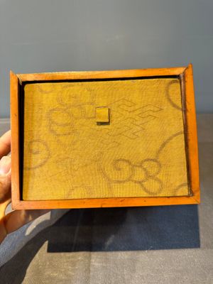 An oval Chinese imperial gold and silver filigree lidded 'dragon' box on reticulated stand and with presentation box, Qianlong mark and of the period — photo 33