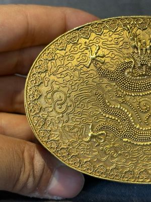 An oval Chinese imperial gold and silver filigree lidded 'dragon' box on reticulated stand and with presentation box, Qianlong mark and of the period — photo 4