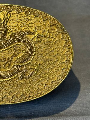 An oval Chinese imperial gold and silver filigree lidded 'dragon' box on reticulated stand and with presentation box, Qianlong mark and of the period — photo 5