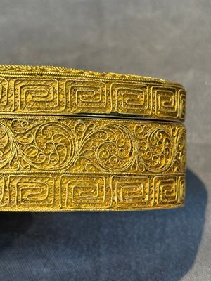 An oval Chinese imperial gold and silver filigree lidded 'dragon' box on reticulated stand and with presentation box, Qianlong mark and of the period — photo 7