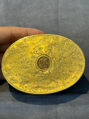 An oval Chinese imperial gold and silver filigree lidded 'dragon' box on reticulated stand and with presentation box, Qianlong mark and of the period — photo 10
