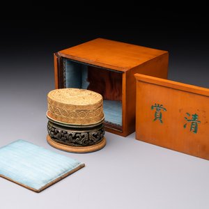 An oval Chinese imperial gold and silver filigree lidded 'dragon' box on reticulated stand and with presentation box, Qianlong mark and of the period — photo 1