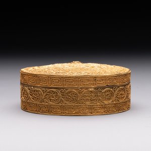 An oval Chinese imperial gold and silver filigree lidded 'dragon' box on reticulated stand and with presentation box, Qianlong mark and of the period — photo 11
