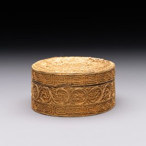 An oval Chinese imperial gold and silver filigree lidded 'dragon' box on reticulated stand and with presentation box, Qianlong mark and of the period — photo 12