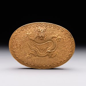 An oval Chinese imperial gold and silver filigree lidded 'dragon' box on reticulated stand and with presentation box, Qianlong mark and of the period — photo 13