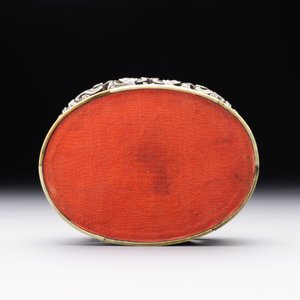 An oval Chinese imperial gold and silver filigree lidded 'dragon' box on reticulated stand and with presentation box, Qianlong mark and of the period — photo 19