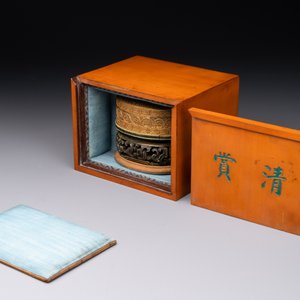 An oval Chinese imperial gold and silver filigree lidded 'dragon' box on reticulated stand and with presentation box, Qianlong mark and of the period — photo 2