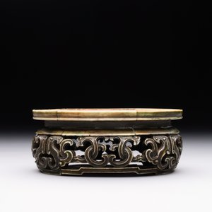 An oval Chinese imperial gold and silver filigree lidded 'dragon' box on reticulated stand and with presentation box, Qianlong mark and of the period — photo 22