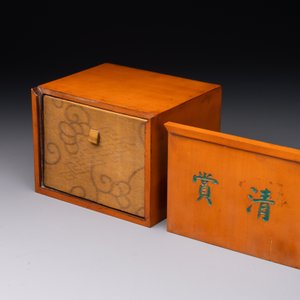 An oval Chinese imperial gold and silver filigree lidded 'dragon' box on reticulated stand and with presentation box, Qianlong mark and of the period — photo 3