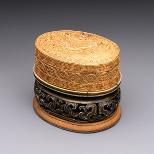 An oval Chinese imperial gold and silver filigree lidded 'dragon' box on reticulated stand and with presentation box, Qianlong mark and of the period — photo 5