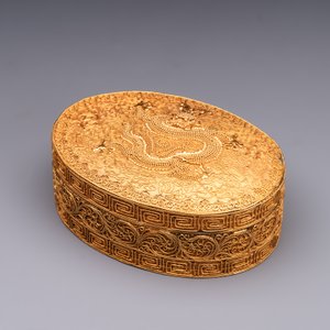 An oval Chinese imperial gold and silver filigree lidded 'dragon' box on reticulated stand and with presentation box, Qianlong mark and of the period — photo 6