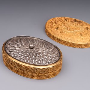 An oval Chinese imperial gold and silver filigree lidded 'dragon' box on reticulated stand and with presentation box, Qianlong mark and of the period — photo 7