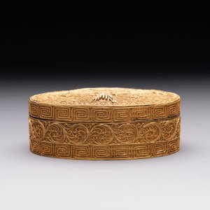 An oval Chinese imperial gold and silver filigree lidded 'dragon' box on reticulated stand and with presentation box, Qianlong mark and of the period — photo 9