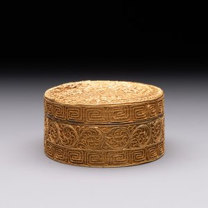 An oval Chinese imperial gold and silver filigree lidded 'dragon' box on reticulated stand and with presentation box, Qianlong mark and of the period — photo 10