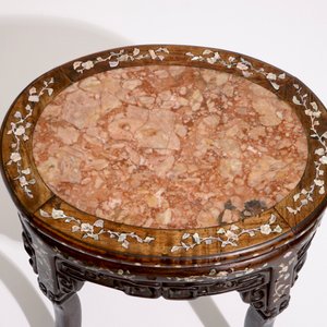 An oval Chinese marble-top mother of pearl inlaid sculpted wood stand, 19th C. — 照片 2