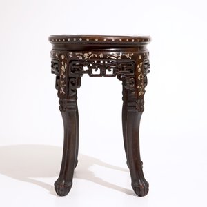 An oval Chinese marble-top mother of pearl inlaid sculpted wood stand, 19th C. — 照片 4