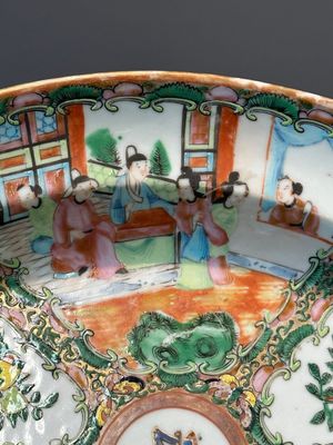 An oval Chinese monogrammed Canton famille rose dish, 19th C. — photo 3
